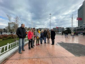 IşıkBinyılı.Org Grubu Taksim Anıtı önünde