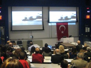 Çanakkale 1915'in Anma programı, Açılış konusmalarının ardından İngiliz yapımı olan 15 dakikalık bir belgesel gösterildi.