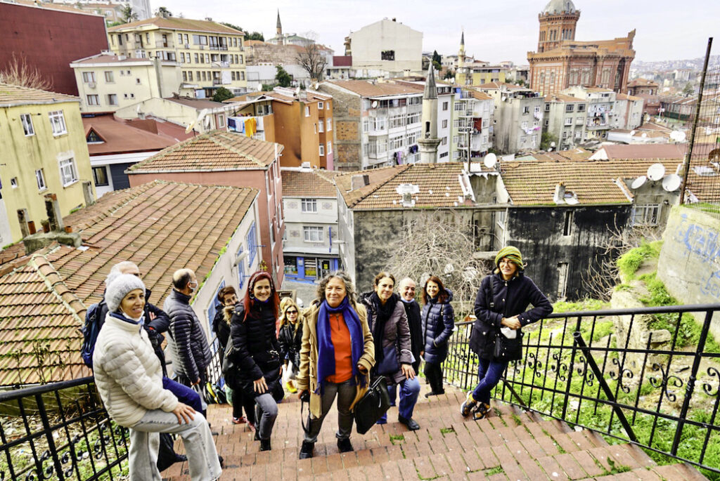 Balat'a giderken merdivenlerde IşıkBinyılı üyeleri bir arada