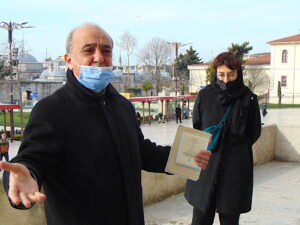 Murat Çakan, Fatih Camii'nin yapılışı hakkina bilgi verirken.